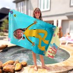 Toalla de playa personalizada de secado rápido con personaje de buceador de dibujos animados y foto facial esencial para viajar regalo para niños