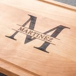 Tabla para cortar embutidos grabada con nombre, fecha y ranura para zumo Regalo de boda para la familia