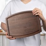 Tabla para cortar embutidos grabada con nombre, fecha y ranura para zumo Regalo de boda para la familia