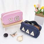 Bolsa de maquillaje personalizada con letras griegas en chenilla para hermandad de mujeres Regalo de cumpleaños esencial para hermanas amigas | Callie × Affinity Licensing