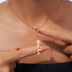 Collana con ciondolo personalizzato con nome della staffa equestre Gioielli delicati Regalo di compleanno e anniversario per le donne che amano i cavalli