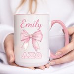 Personlig rosa Coquette Bow Sororitetsnamn Keramisk kaffemugg med grekisk bokstav Kapitel Möten Present till vän | Callie × Affinity Licensing
