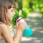 Gepersonaliseerde Cartoonfiguur Geboortebloem Sport Waterfles Kleurverloop Drinkfles met Naam Verjaardagscadeau voor Familie