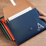 Nome iniziale personalizzato Cartella impermeabile in pelle PU con chiusura a fibbia Accessorio scolastico per ufficio Regalo di compleanno per studenti lavoratori