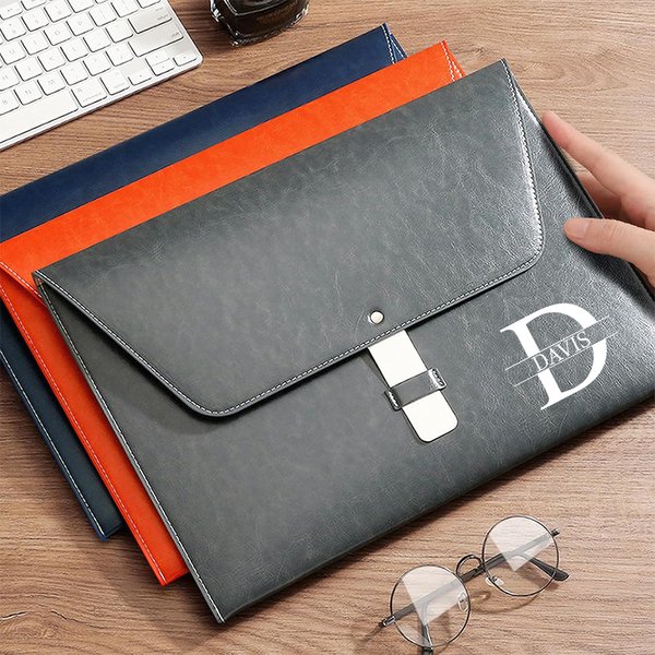 Nome iniziale personalizzato Cartella impermeabile in pelle PU con chiusura a fibbia Accessorio scolastico per ufficio Regalo di compleanno per studenti lavoratori