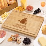 Personalisiertes Charcuterie-Schneidebrett „Here I Murder Vegetables“ aus FSC-zertifiziertem Bambus mit Gravur und Saftrinne – Versand aus den USA – Hochzeitsgeschenk für die Familie