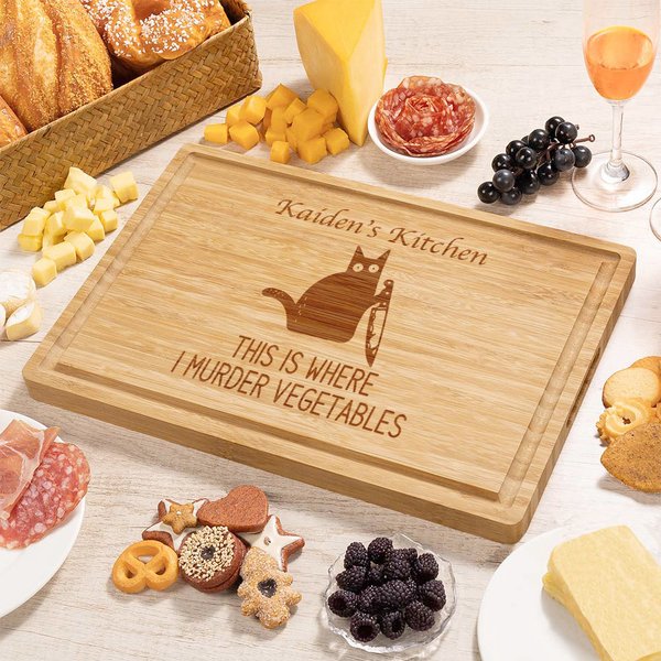 Personalisiertes Charcuterie-Schneidebrett „Here I Murder Vegetables“ aus FSC-zertifiziertem Bambus mit Gravur und Saftrinne – Versand aus den USA – Hochzeitsgeschenk für die Familie