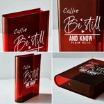 Personalisierte Kreuz Bibel Zitate Clear Buchstütze Vase mit Namen Ästhetische Raumdekoration Taufe Geburtstag Geschenk für Frauen Christen Buchliebhaber