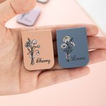 Des Histoires à Lire des Souvenirs à Chérir - Marque-Page Personnalisé avec Nom et Fleur de Naissance