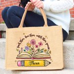 Gepersonaliseerde Potloden Boeken Bloemen Jute Tote Bag met Naam Grote Opslag Reis Accessoire Feest Verjaardag Cadeau voor Vrouwen
