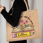 Gepersonaliseerde Potloden Boeken Bloemen Jute Tote Bag met Naam Grote Opslag Reis Accessoire Feest Verjaardag Cadeau voor Vrouwen