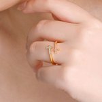Anello aperto personalizzato con doppia croce intarsiata e testo inciso Gioielli raffinati Regalo di battesimo, anniversario e compleanno per donne cristiane