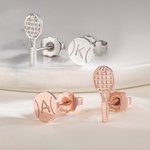 Personalisierte Tennisschläger Ball Ohrstecker mit eingravierten ersten winzigen Schmuck Team Game Day Geschenk für Frauen