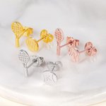 Personalisierte Tennisschläger Ball Ohrstecker mit eingravierten ersten winzigen Schmuck Team Game Day Geschenk für Frauen