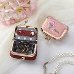 Gepersonaliseerde Geboorte Bloemen Boeket Vintage Mini Lederen Sieraden Doos met Naam en Kiss Lock Travel Essential Verjaardag Bruidsmeisje Gift voor vrouwen