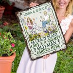 Spersonalizowany Retro Siedzące Postacie z Kreskówek Pionowy Blaszany Znak z Imieniem Dekoracja Drzwi Ogrodowych Prezent Urodzinowy dla Babci Mamy Miłośników Ogrodnictwa