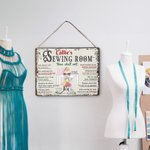 Gepersonaliseerd Naaimachine Cartoon Character Metal Sign met naam Studio Decor Verjaardag Housewarming Gift voor naaien liefhebbers Designer