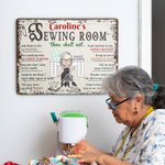 Gepersonaliseerd Naaimachine Cartoon Character Metal Sign met naam Studio Decor Verjaardag Housewarming Gift voor naaien liefhebbers Designer