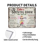 Gepersonaliseerd Naaimachine Cartoon Character Metal Sign met naam Studio Decor Verjaardag Housewarming Gift voor naaien liefhebbers Designer