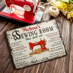 Gepersonaliseerd Naaimachine Cartoon Character Metal Sign met naam Studio Decor Verjaardag Housewarming Gift voor naaien liefhebbers Designer