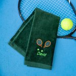 Gepersonaliseerde sporthanddoek met geborduurde naam en tennisracketmotief cadeau voor tennisspelers coaches en tennisliefhebbers