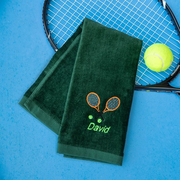 Gepersonaliseerde sporthanddoek met geborduurde naam en tennisracketmotief cadeau voor tennisspelers coaches en tennisliefhebbers