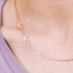 Gepersonaliseerde zilveren sierlijke zijwaartse minimalistische ketting met initiaal naam verjaardagscadeau voor vrouwen vriendin vrouw moeder familie