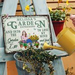 Gepersonaliseerd Retro Tuin Cartoon Karakter Metalen Bord met Naam en Datum Tuin Decor Housewarming Verjaardagscadeau voor Mamma Oma Familie Vrienden