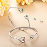 Braccialetto regolabile personalizzato con doppia pietra di nascita e testo inciso, regalo di compleanno e festa della mamma per la nonna e la nipote