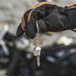 Llavero personalizado con monograma de casco de moto con caja y nombre grabado regalo de cumpleaños o Día del Padre para hombre