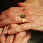 Anillo de sello personalizado con monograma de iniciales entrelazadas y texto grabado regalo de cumpleaños y compromiso para hombres