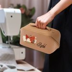 Personlig födelseblomma symaskin bred öppning PU läder sminkväska med namn reseförpackning födelsedag bröllopsgåva för kvinnor