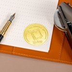 Spersonalizowany stempel do wytłaczania książek z tytułem i imieniem dla bibliotekarza i miłośnika książek na urodziny