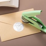 Spersonalizowany stempel do wytłaczania książek z tytułem i imieniem dla bibliotekarza i miłośnika książek na urodziny