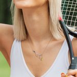 Collana personalizzata di racchetta da tennis con lettera di zircone Gioielli unici e delicati Regalo creativo per il giorno del compleanno del giocatore di tennis donna