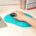 Henkilökohtainen kaiverrettu teksti PU-nahka hiirimatto ranteen lepuutuksella Office Decor Tietokonetarvikkeet Syntymäpäivälahja työtoverille