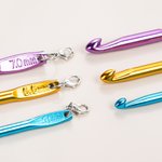 Personalised Crochet Queen Colourful Portable Mini Crochet Hooks Keychain with Engraved Text Outdoor Essentials Birthday Gift for Women Craft Lovers