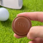 Juego de dos marcadores de bolas de golf magnéticos de cuero de PU con monograma personalizado Accesorios de golf Regalo de cumpleaños Día del Padre para los amantes de los jugadores de golf