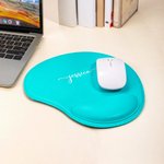 Henkilökohtainen kaiverrettu teksti PU-nahka hiirimatto ranteen lepuutuksella Office Decor Tietokonetarvikkeet Syntymäpäivälahja työtoverille