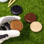 Juego de dos marcadores de bolas de golf magnéticos de cuero de PU con monograma personalizado Accesorios de golf Regalo de cumpleaños Día del Padre para los amantes de los jugadores de golf