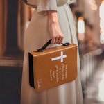 Personligt kors födelse blomma PU läder bibelomslag fodral med namn text och bärhandtag dop religiös dag gåva för kristna