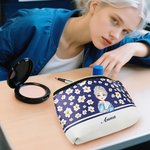 Personalisierte Cartoon-Mädchen Fliegende Geburtsblume Tragbare Kosmetiktasche mit Namen Geburtstag Jahrestagsgeschenk für Damen