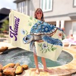 Serviette de Plage Personnalisée avec Nom et Motif Floral de Tortue Accessoire Séchage Rapide Cadeau Été Vacances pour Ami Famille
