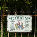 Gepersonaliseerde Retro Garden Cartoon Character Metal Sign met naam tuindecor Housewarming verjaardagscadeau voor vrouwen mannen tuinieren liefhebbers