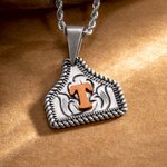 Personalisierte Retro Western Cowboy Cow Tag Halskette mit Initialen und eingraviertem Text Bauernhof Leben Stierkampf Zubehör Geburtstag Geschenk für Cowboy-Liebhaber