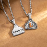 Personalisierte Retro Western Cowboy Cow Tag Halskette mit Initialen und eingraviertem Text Bauernhof Leben Stierkampf Zubehör Geburtstag Geschenk für Cowboy-Liebhaber