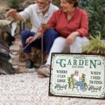 Gepersonaliseerde Retro Garden Cartoon Character Metal Sign met naam tuindecor Housewarming verjaardagscadeau voor vrouwen mannen tuinieren liefhebbers