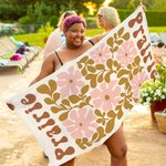 Serviette de Plage Personnalisée avec Nom Style Bohème Rétro Fleurie Accessoire de Voyage Cadeau Été Fête Plage pour Fille Femme