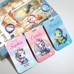 Personifierad ID-brickshållare med namn och hängande spänne med dinosauriedesign och enhörningsdesign Personliga ID-brickshållare med namn och hängande spänne Resetillbehör Födelsedagspresent för stud