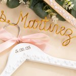 Personalized Bow Pearl Aluminum Wire Name Wooden Hanger with Date Wedding Supplies Dressing Room Decor for Bride Bridesmaid